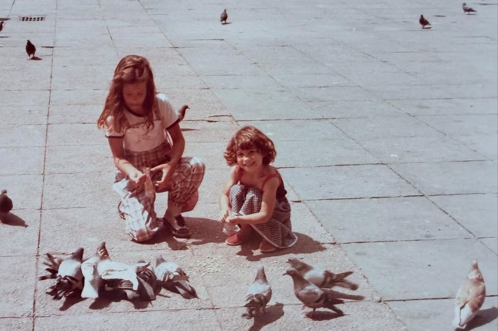 Nuria Roca y su hermana Ruth de niñas