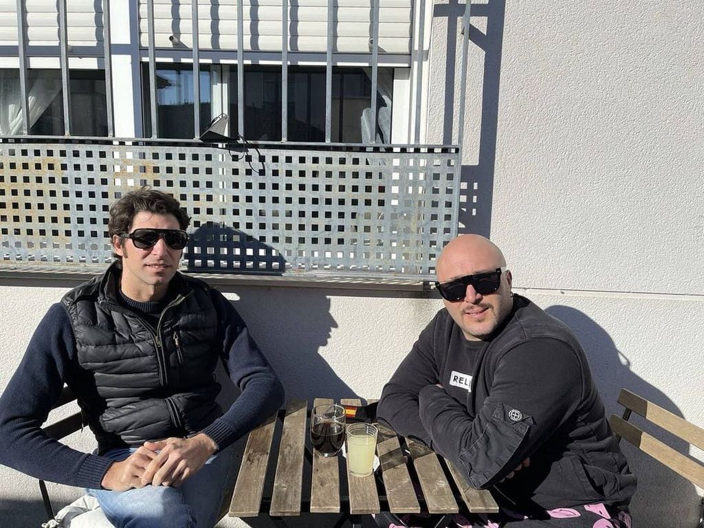 Plano medio de Kiko Rivera con su hermano Cayetano