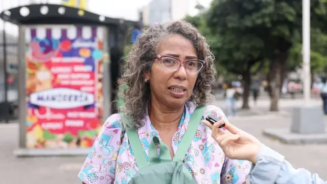 Esther Guevara mira a la cámara mientras es entrevistada en una calle de Caracas