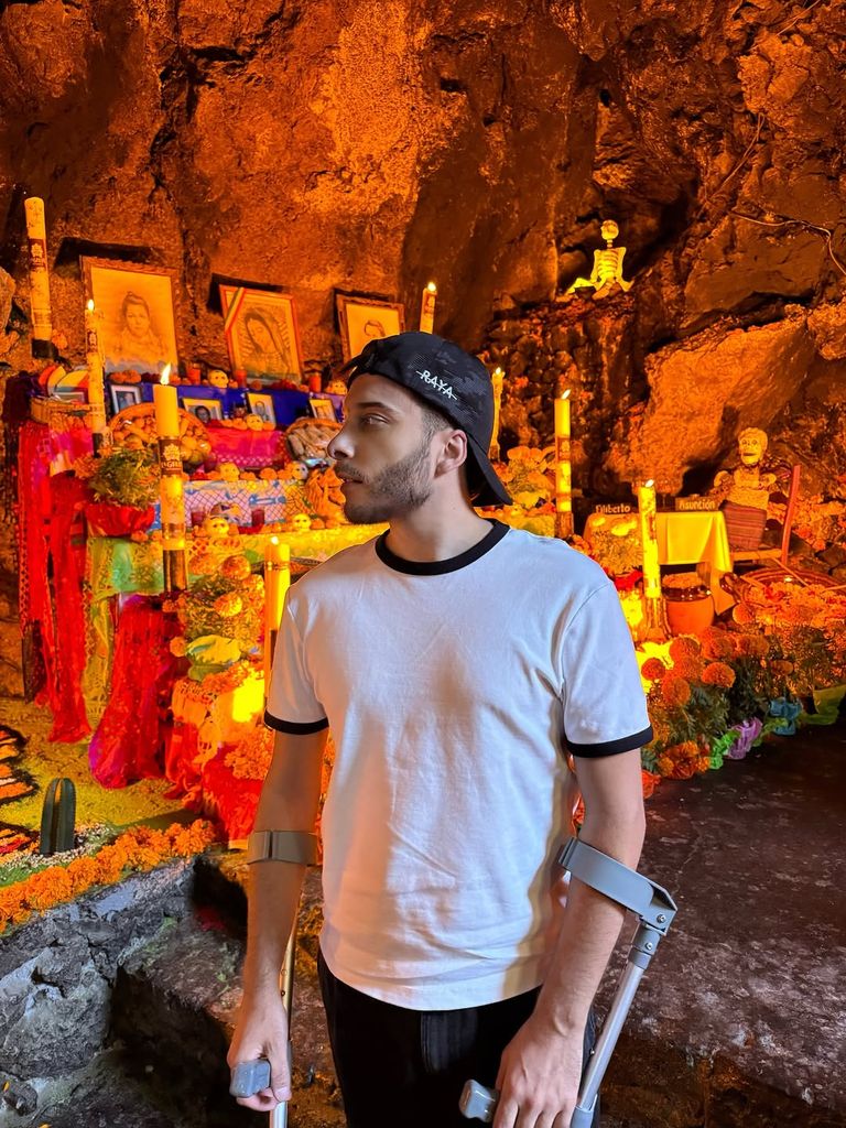 El músico con sus muletas