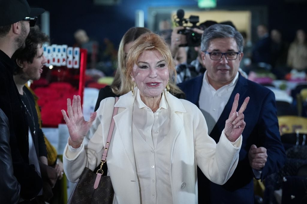 Carmen Thyssen, eufórica, a su llegada a su futuro museo, donde fue recibida por los distintos artistas que han participado
