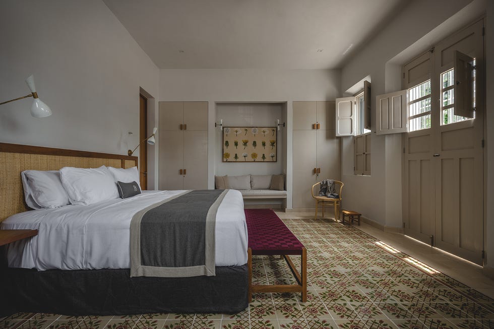 nada hace pensar que tras una sencilla fachada se encuentra una casa de mediados del siglo pasado, reformada, con patio y piscina