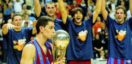 De la Fuente besa el trofeo de la Copa del Rey y Lakovic, Kakiouzis, Basile y Grimau lo celebran. El Barça de basket le dio un repaso al Madrid