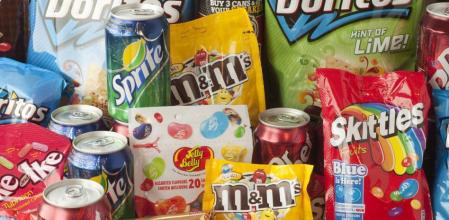 Entre los ultraprocesados más habituales encontramos cereales refinados y bollería, galletas, snacks, patatas fritas, golosinas, postres lácteos azucarados y buena parte de la comida precocinada iStock