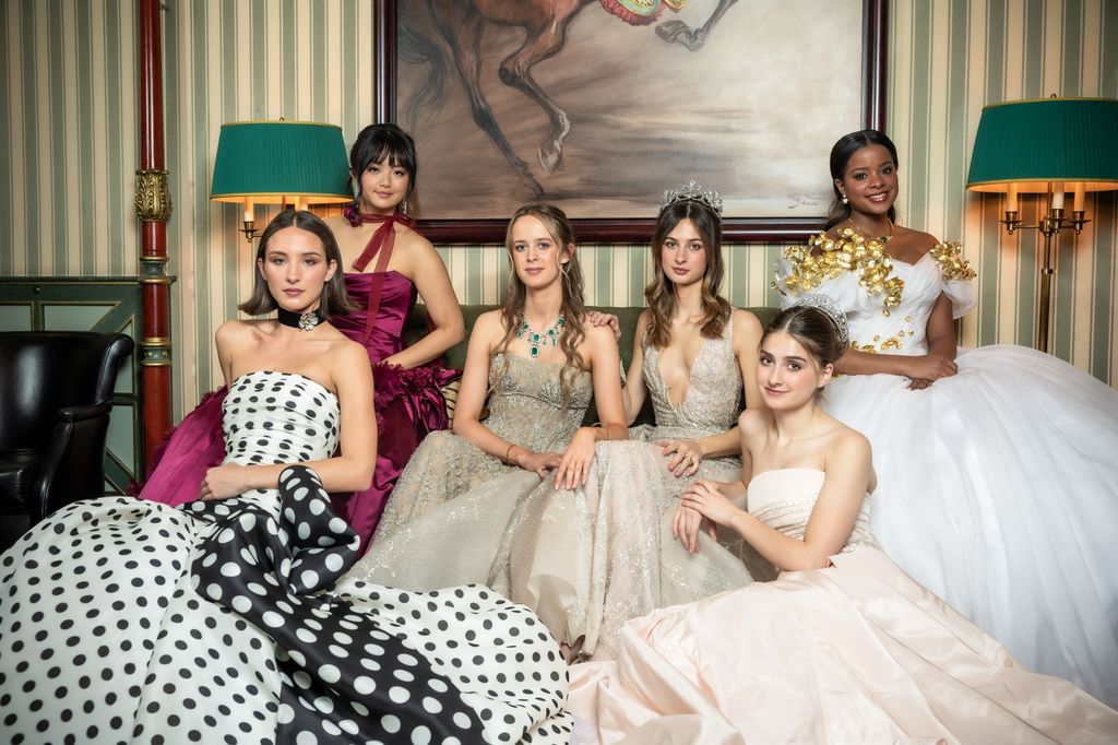  Las debutantes Carolina B. Lansing, Carolina Herrera; Alice Wang, de Vera Wang; Lady Araminta Spencer-Churchill,  de Giorgio Armani Privé; Eulalia de Orlean-Borbón, de Tony Ward; Isabelle de Orleans, de Antonio Grimaldi, y Bronwyn Vance, de Stéphane Rollan Haute Couture. Todas luces joyas de V Muse