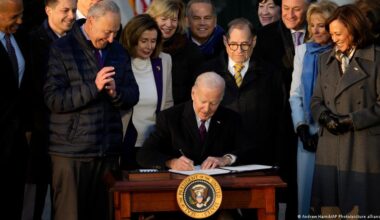 Trump anula los decretos firmados a máquina por Biden – DW – 29/11/2025