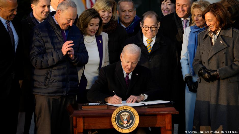 Trump anula los decretos firmados a máquina por Biden – DW – 29/11/2025