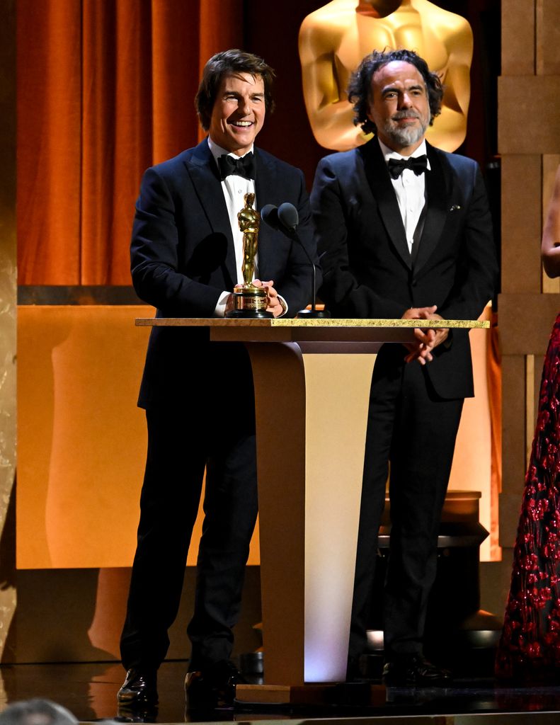 Tom Cruise recibe de manos de Alejandro González Iñarritu el Oscar honorífico
