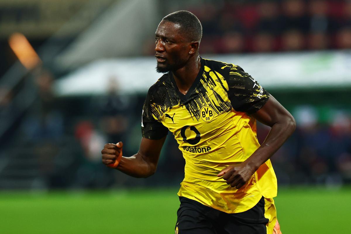 Serhou Guirassy, del Borussia Dortmund, celebra su gol en el partido de la Bundesliga ante el Augsburgo