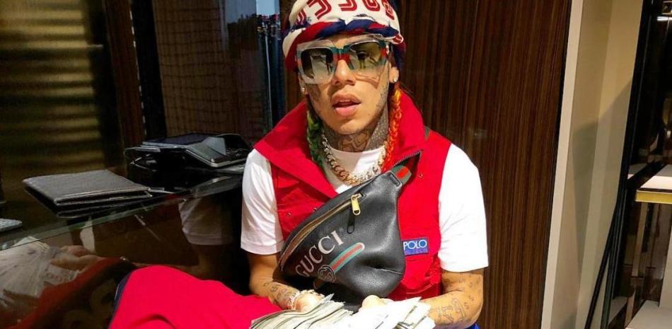 Madre de Tekashi es retenida a punto de pistola mientras varios hombres saqueaban la casa del rapero