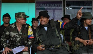 Petro ordena bombardeo a disidencias de las FARC en Colombia – DW – 11/11/2025