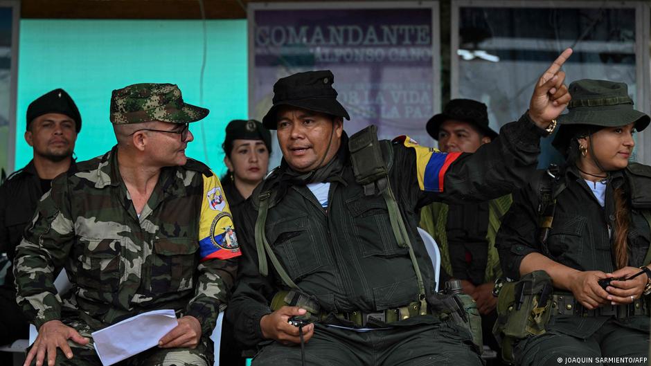 Petro ordena bombardeo a disidencias de las FARC en Colombia – DW – 11/11/2025