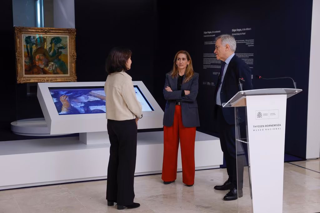 Guillermo Solana, director del Museo Thyssen, y Alejandra Martos durante la presentación de la exhibición "En la sombrería", de Edgar Degas