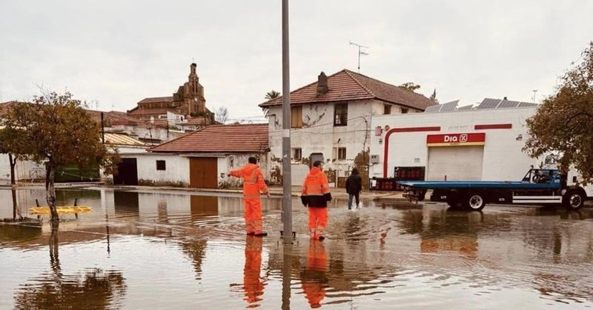 La borrasca 'Claudia' inunda calles, desborda un barranco en Huelva y obliga a elevar la emergencia en Andalucía