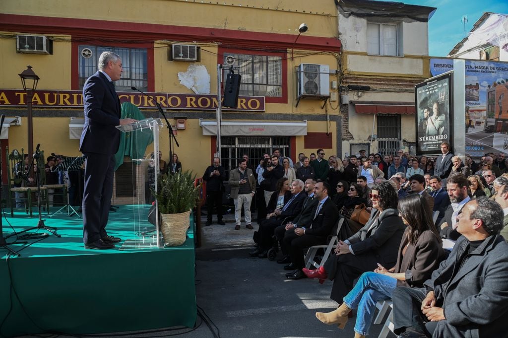 También han asistido muchos habitantes de la localidad que no han dejado pasar la oportunidad de mostrarle su cariño al diestro