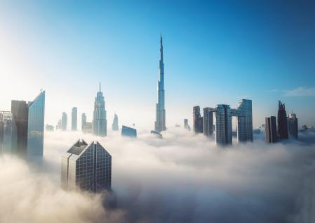 La imagen habla a las claras de cuál es en el mundo la nueva ciudad de los rascacielos, los que se ven, como la torre Jalifa, y los que tapa la bruma