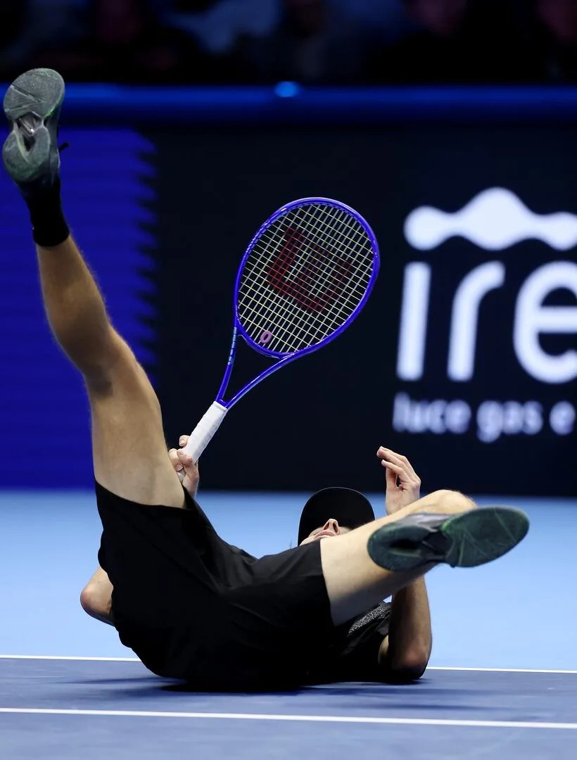 Alex de Minaur, al piso luego del punto del torneo
