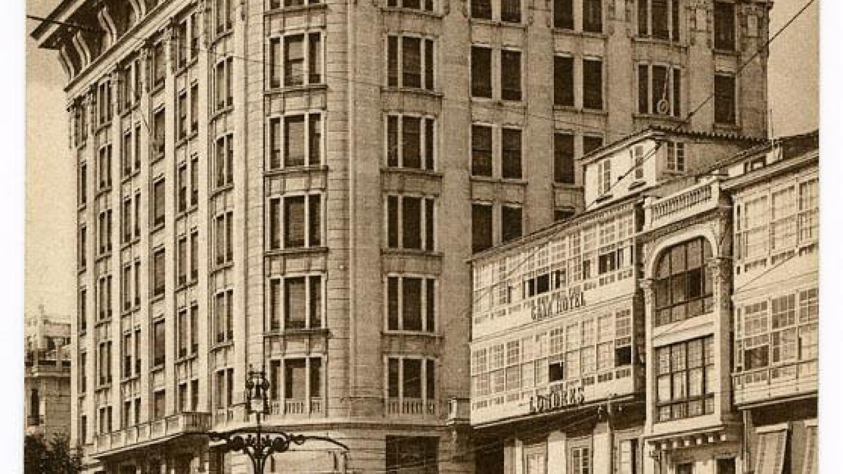 El primer rascacielos de España cumple su centenario como icono de A Coruña