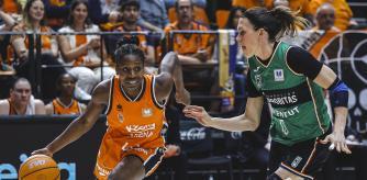 Anna Cruz, que aquí defiende a Kayla Alexander, jugó su último partido.