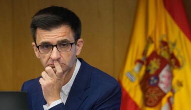 José Pablo López, presidente de RTVE, muy enfadado con la desconsideración hacia las presentadoras de la televisión pública
