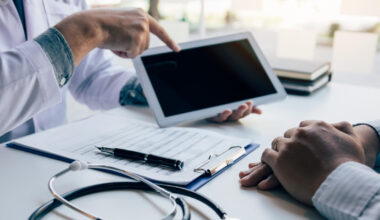 Dos hábitos diarios que dañan la salud tanto como fumar, según el doctor Rojas