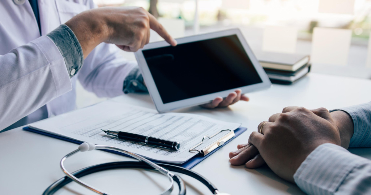 Dos hábitos diarios que dañan la salud tanto como fumar, según el doctor Rojas