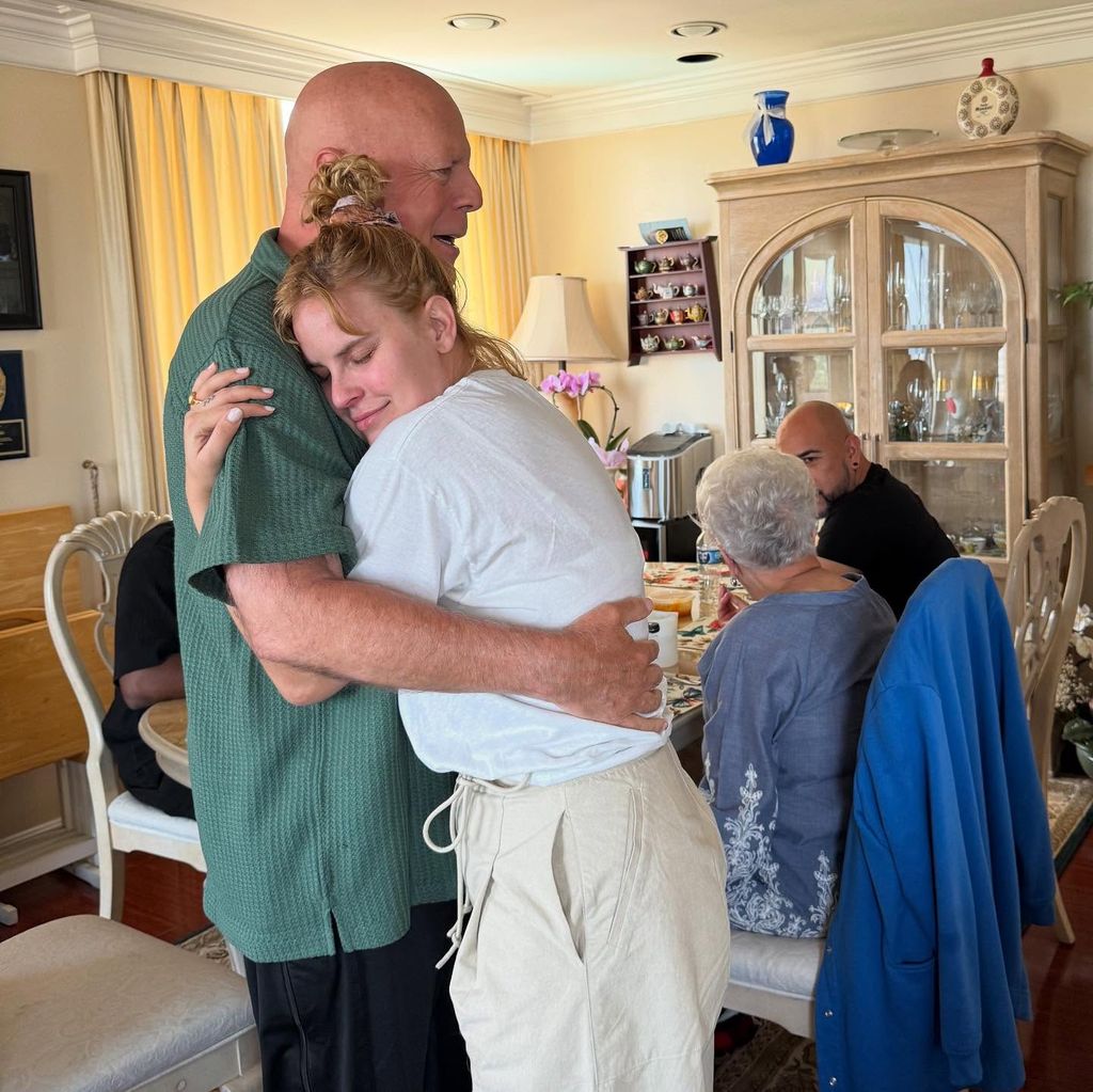 Bruce Willis compartió abrazos con su hija Tallulah