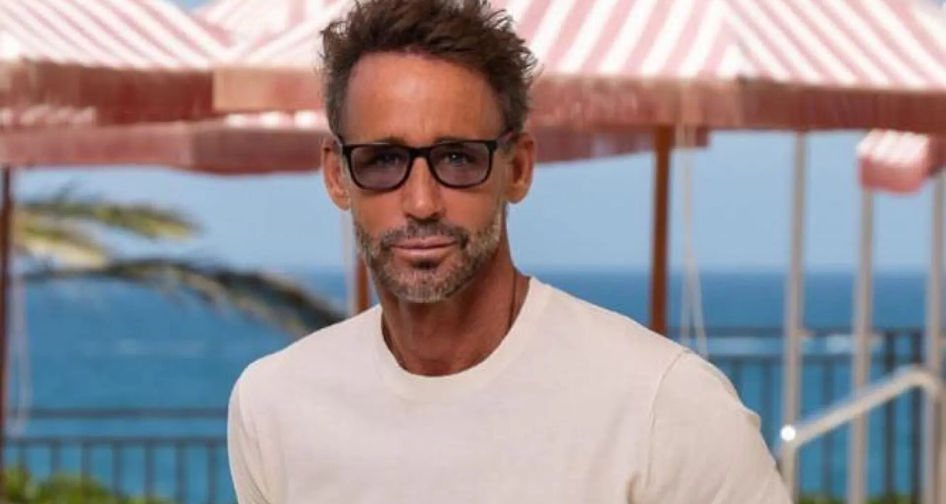 La imagen de Álvaro Muñoz Escassi en el hospital por "una hernia umbilical"