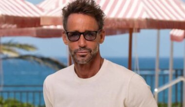 La imagen de Álvaro Muñoz Escassi en el hospital por "una hernia umbilical"