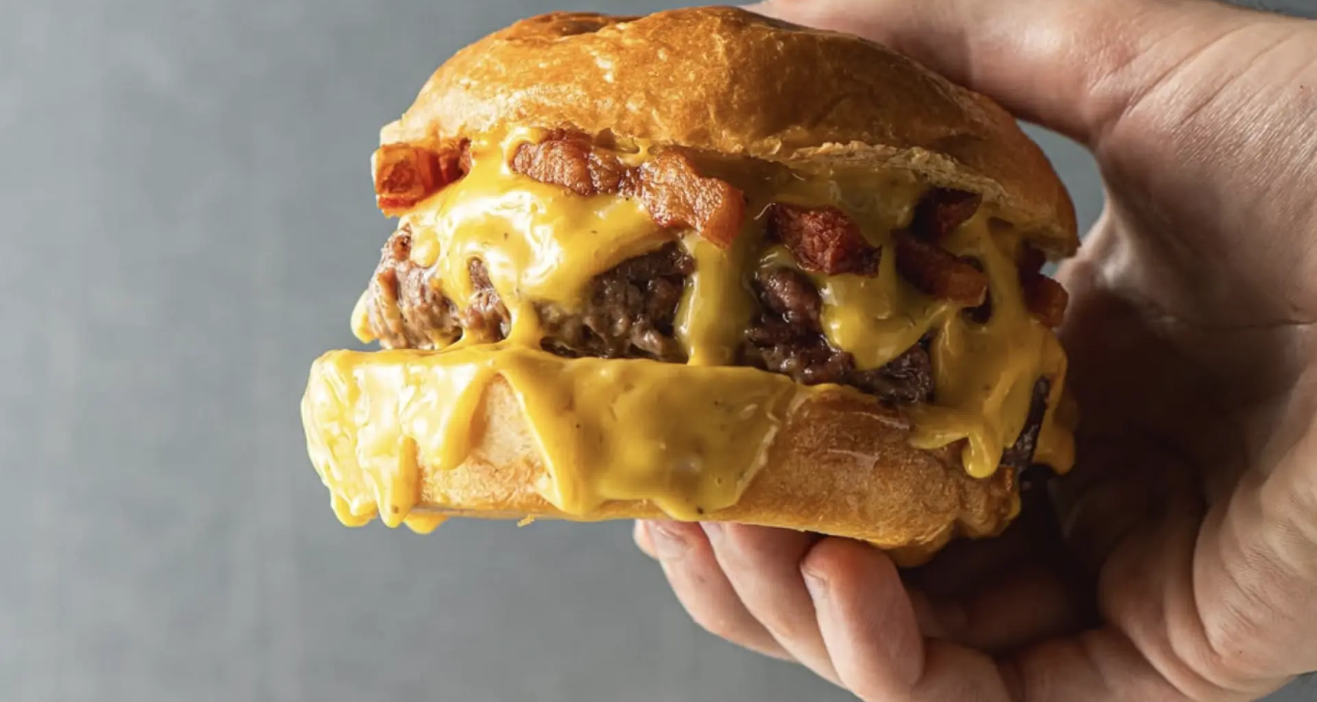 Un joven de 22 años, en estado crítico tras intentar tragarse sin masticar una hamburguesa en una broma que salió mal