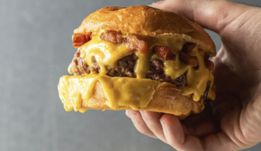 Un joven de 22 años, en estado crítico tras intentar tragarse sin masticar una hamburguesa en una broma que salió mal