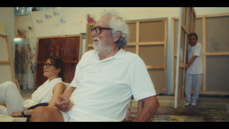 Oscar Tusquets y su mujer, la fotógrafa Eva Blanch, en un momento del documental