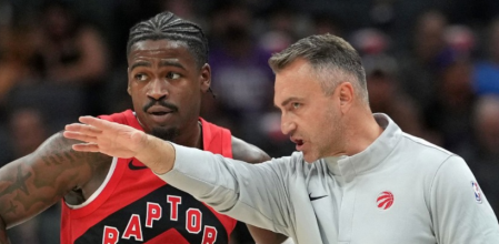 Rajakovic da instrucciones a uno de sus jugadores en Toronto, Jamal Shead