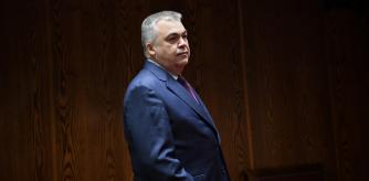 El diputado del PSOE, Santos Cerdán, a su llegada para comparecer ante la Comisión de Investigación sobre los contratos públicos realizados durante la pandemia de covid-19, en el Senado, a 30 de abril de 2024, en Madrid (España). Santos Cerdán ha comparecido hoy en la Comisión de Investigación del Senado sobre los contratos públicos realizados durante la pandemia del covid-19, con la intermediación de Koldo García Izaguirre, así como otros posibles casos de corrupción. Las comisiones de investigación sobre la compra de material sanitario durante la pandemia del Covid-19 arrancaron el pasado 22 de abril en el Congreso y en el Senado.