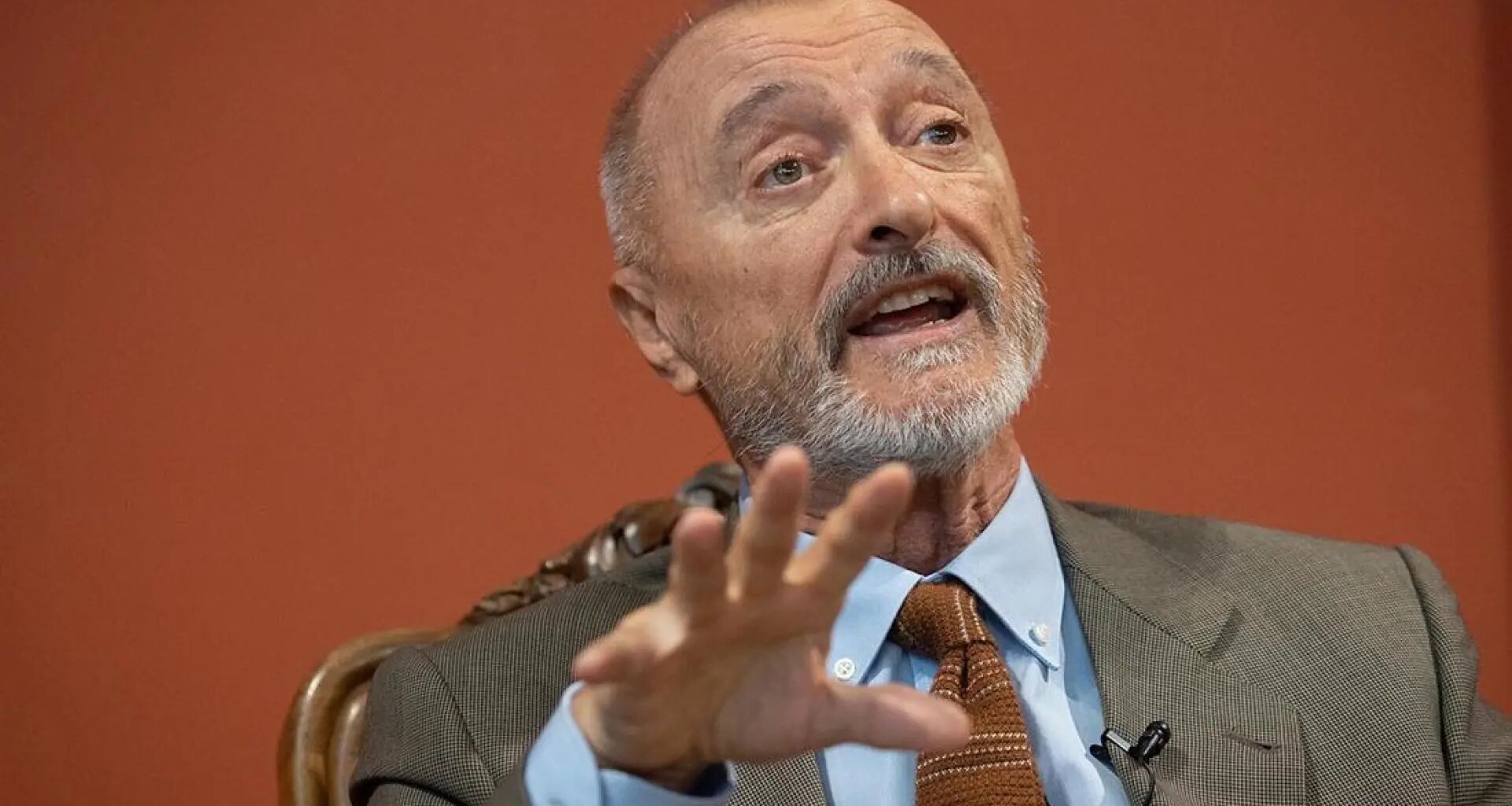 Pérez-Reverte aplaude la miniserie española del momento: "Enorme, impresionante"
