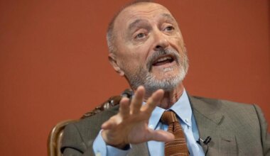 Pérez-Reverte aplaude la miniserie española del momento: "Enorme, impresionante"