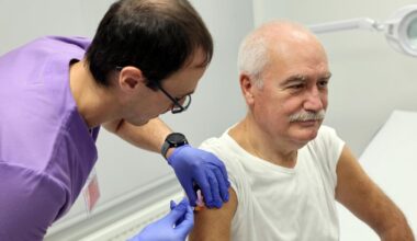 Vacunarse contra la gripe protege la salud cardiovascular tanto como dejar de fumar y rebaja el riesgo de desarrollar alzhéimer