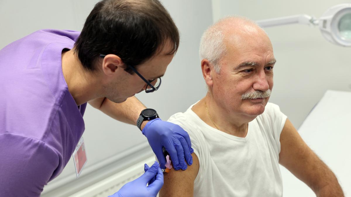 Vacunarse contra la gripe protege la salud cardiovascular tanto como dejar de fumar y rebaja el riesgo de desarrollar alzhéimer