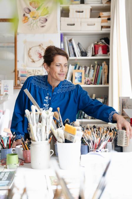 Lucinda Oakes en su estudio en Hastings, al sur de Inglaterra