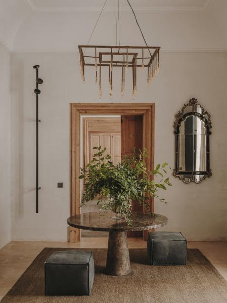 Lámpara de los años 80. Espejo de la propiedad y mesa de mármol italiano