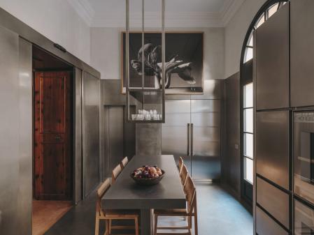En la cocina, hechaa medida a medida, de acero inoxidable y diseño industrial, una fotografía de María Espeus