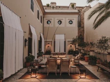 Varias de las estancias de la vivienda se abren a una terraza interior