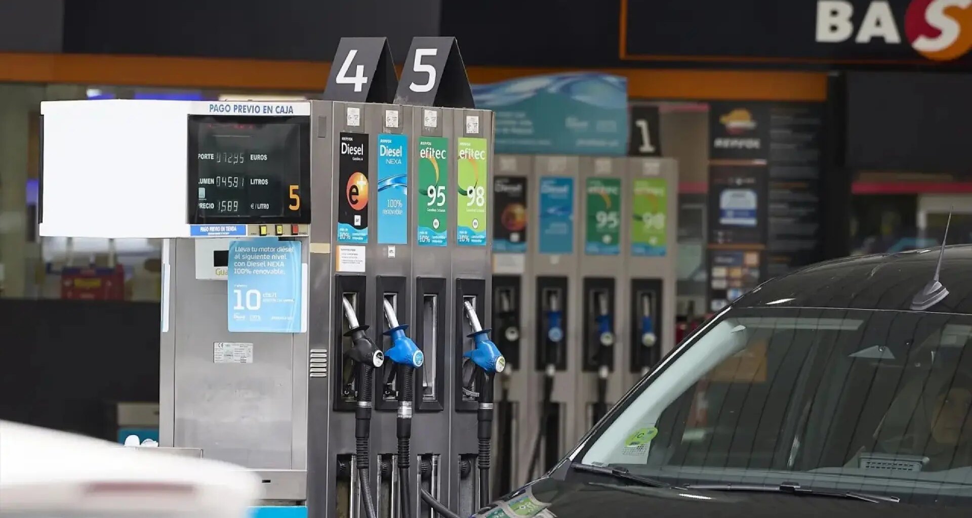 Los días de la semana que no se puede repostar bajo ningún concepto, según un estudio de la OCU