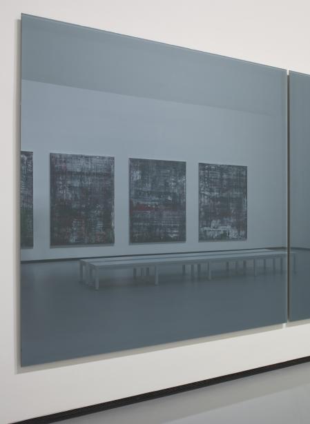 Parte de 'Birkenau' (2014) reflejado en uno de los espejos grises con los que se confronta esta obra en la Fundacion Louis Vuitton