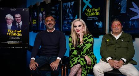 El director, Sebastián Galán; la entrevistadora y testigo de la época, Alaska, y Rodrigo Navia-Osorio Vijande, presidente Fundación Suñol y Fundación Glòria Suñer, hijo del influyente galerista.