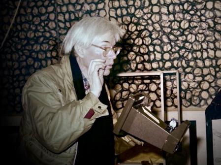 Su método: hacer muchas fotos (casi siempre con Polaroid) ya fueran objetos o personas, escoger la mejor y luego convertirla en lienzo.