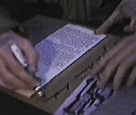 Se vendieron como 12.000 entradas y la gente pedía a Warhol que la firmase. También posters, de todo. Nadie sabe cuántas veces llegó a estampar su rúbrica.