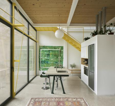 En la casa Collumpio hay la voluntad de vivir en ese límite que diluye el interior del exterior