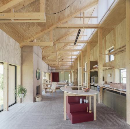 Los pórticos estructurales de madera devienen ornamento interior