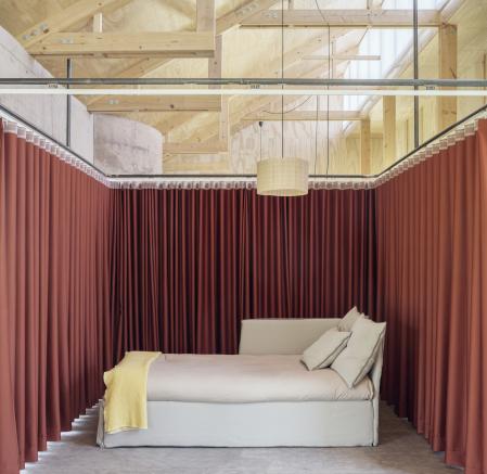 Una estructura suspendida con cortina perimetral permite dar privacidad a la zona de estar en posición central